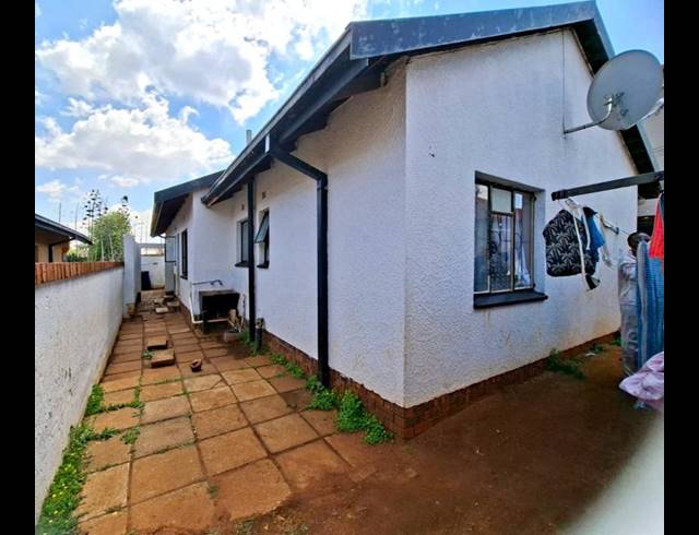 3 BEDROOM HOUSE FOR SALE IN PROTEA NORTH
